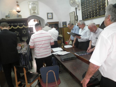 סעודת מצוה בבית הכנסת "קהל חסידים" לרגל סיוף הדף היומי של מסכת נדרים